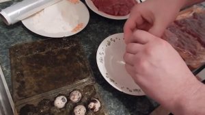 жареная свиная печень в яйце