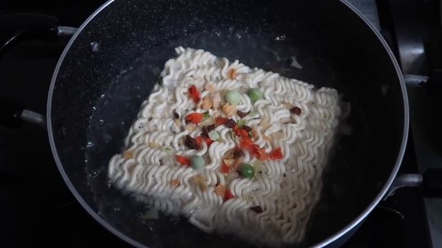 КАК ВАРИТЬ РАМЁН? САМЫЙ ВКУСНЫЙ РАМЁН! / Niky Sarang/18-19.05.18 смотреть онлайн