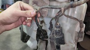 Течь патрубка бочка омывателя Пассат Б7