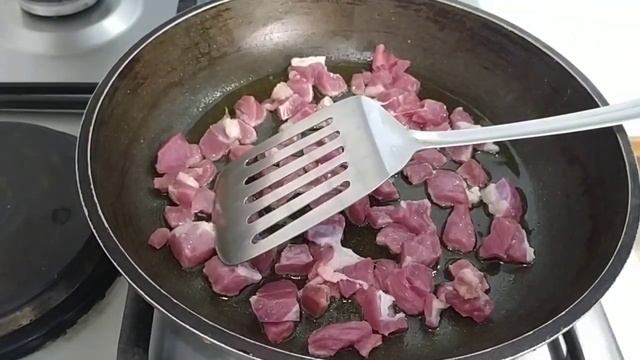 Оладьи с клубникой и йогуртовым сиропом