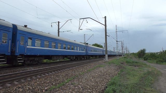 Электровоз ЭП1М-594 с поездом №301 Адлер-Минск следует по перегону Тарасовка-Миллерово