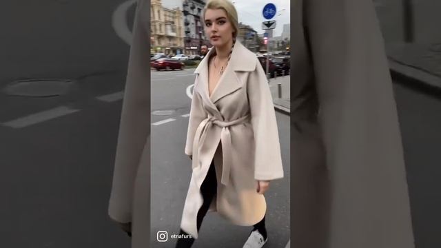 Бежевое пальто из итальянского кашемира , купить с доставкой . смотреть онлайн