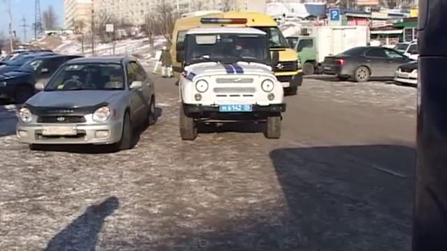 Маленькая девочка попала под заднее колесо пассажирского автобуса смотреть онлайн