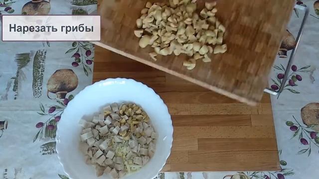 Салат с курицей, ананасом, грибами и яйцом смотреть онлайн
