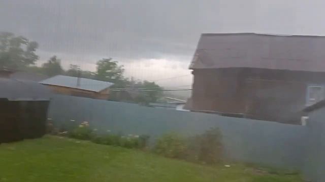 ураган в ижевске,костинка.снесло пласт крыши , сильный град! смотреть онлайн