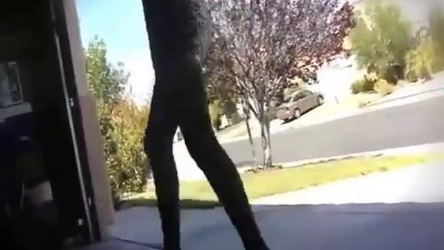 Симпатичные женские ножки Shuffling смотреть онлайн