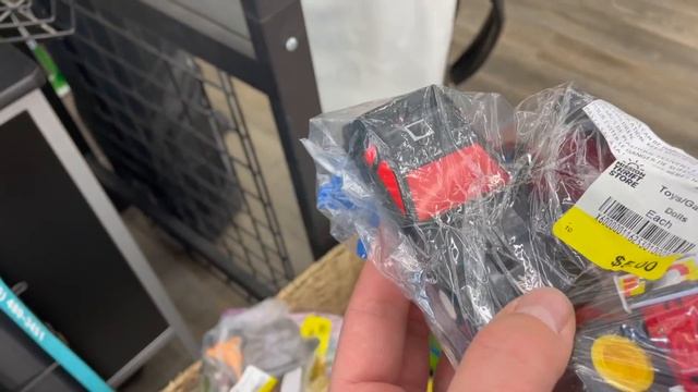 what's the weirdest thing I can find in this thrift store? смотреть онлайн