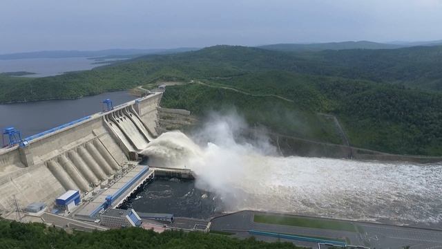 Холостые сбросы на Бурейской ГЭС смотреть онлайн