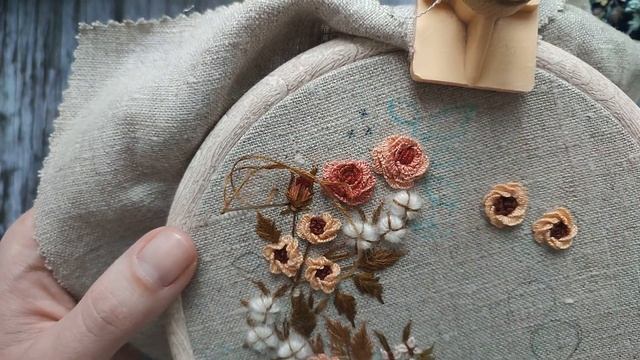 Embroidered floral wreath tutorial. Мастер-класс по вышивке цветочного венка. смотреть онлайн