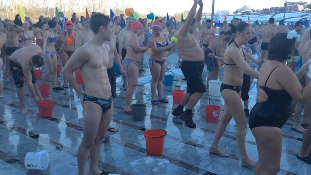 Тюменцы побили рекорд в массовом обливании холодной водой смотреть онлайн