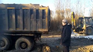 Вольво самосвал высыпает грунт, подъём кузова, работы на участке Ульяновка 2020