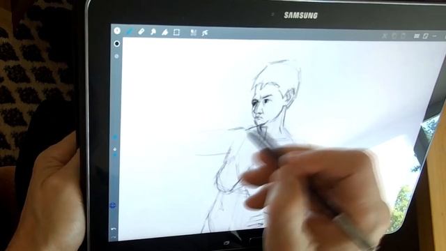 Набросок женской фигуры с натуры на планшете / Sketch of a female figure from nature on a tablet смотреть онлайн