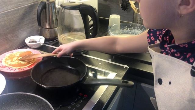 Алиса готовит блины смотреть онлайн