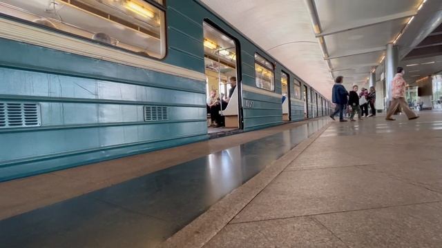 Электропоезд 81-717/714.5М на станции «Воробьёвы горы»