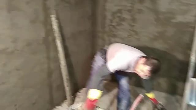 заполняю штукатурную стену раствором, используя правило смотреть онлайн