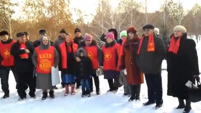Коммунисты по стойке смирно слушают Интернационал смотреть онлайн