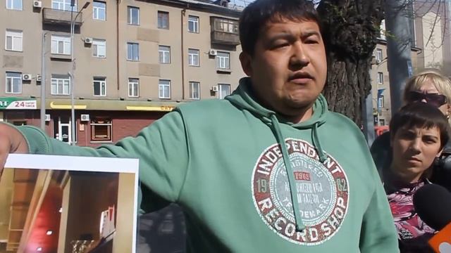 Снос газетного киоска в Караганде