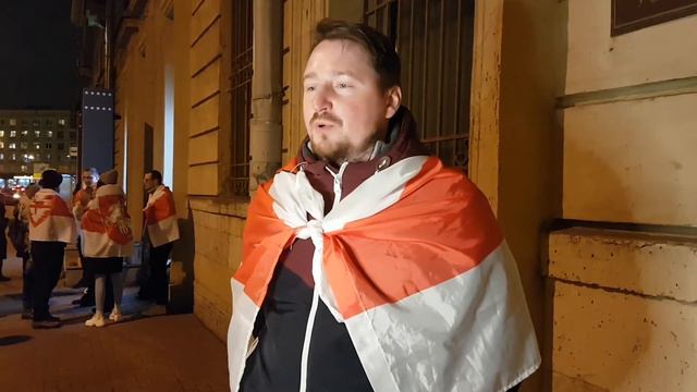 Почему люди приходят к посольству Беларуси смотреть онлайн
