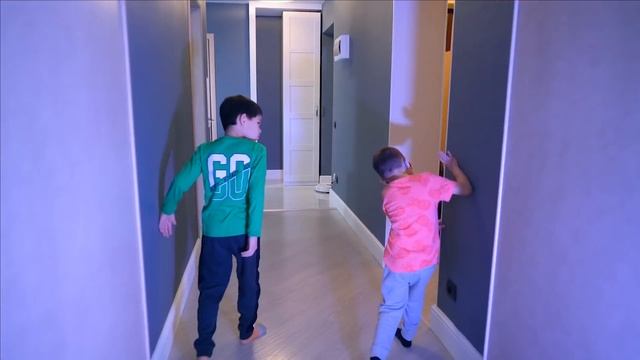 Among Us Distraction Dance in Real Life (3D Visual Effects) смотреть онлайн