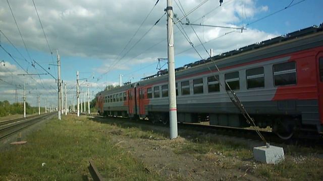 Электропоезд ЭД4МК-0104 маневровым порядком заезжает в депо