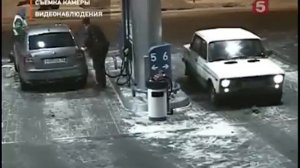 Решил подсветить люк бензобака зажигалкой