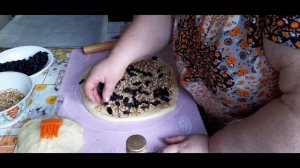 Рулет с изюмом и орехами