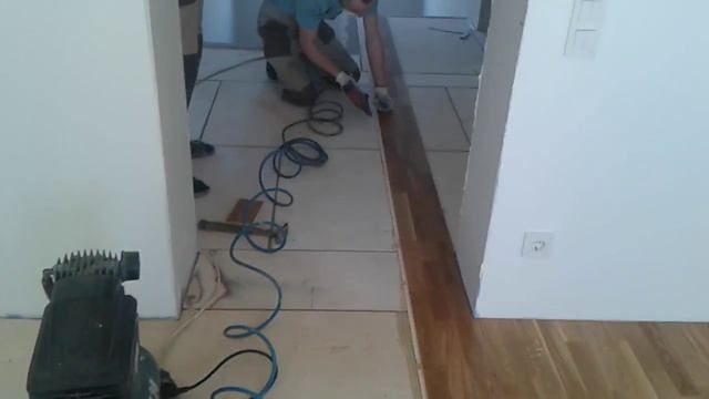 Укладка трехслойной паркетной доски на клей и гвозди от фирмы ЦИКЛЕВКА смотреть онлайн