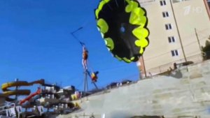 В Краснодарском крае парашют, на котором катались отдыхающие, повис на электрических проводах