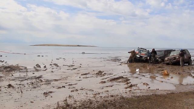 4х4. Off road. Fascinating competitions. Капчагайская Баха. ТР 1 едет по грязи. смотреть онлайн