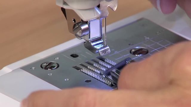 Brother SE400 Sewing & Embroidery Machine Overview смотреть онлайн