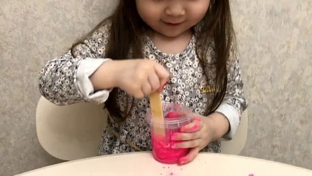 Айзи делает Крем слайм\детское видео\nursery rhymes\ cream slime\игры для детей\kid's video/праздни смотреть онлайн