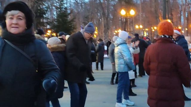 А БЕЛАЯ ЗИМА НАЧАЛАСЬ ВНЕЗАПНО!??/ВАЛЮША ТАНЦУЕТ ПАРК ГОРЬКОГО ХАРЬКОВ 8 ЯНВАРЯ 2022 смотреть онлайн