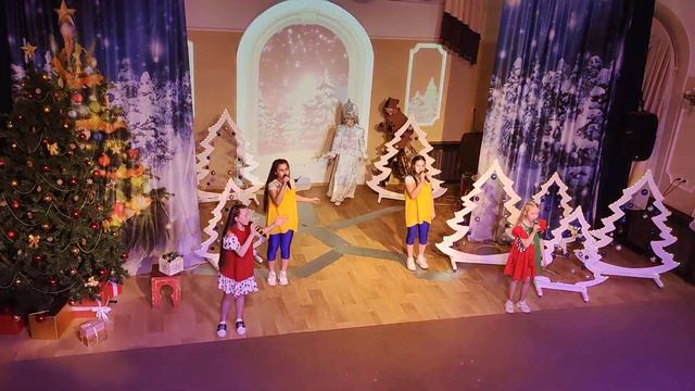 #дети#ёлки#продолжаю#видео#ансамбль#выступают#дедмороз#снегурочка#творчество смотреть онлайн