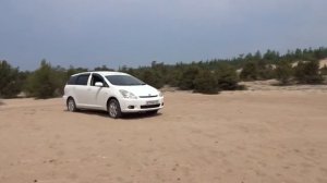 Toyota Wish 4 WD выезд с байкальского пляжа в подъём