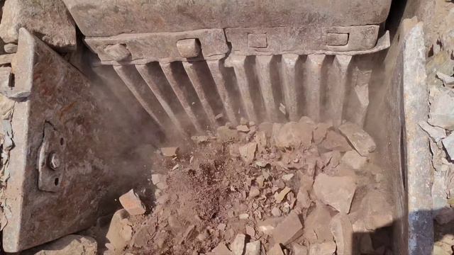 Строительство, разбитие крупного камня в щебёнку смотреть онлайн