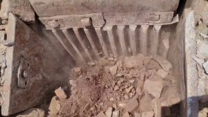 Строительство, разбитие крупного камня в щебёнку