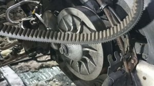 Как снять-поставить ремень вариатора на  снегоходе, ничего сложного.