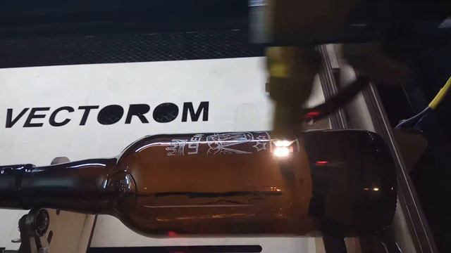 💥ГРАВИРОВКА ТЕМНОЙ ПИВНОЙ БУТЫЛКИ ЛАЗЕРОМ смотреть онлайн