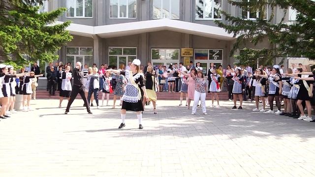 Танец выпускников флеш моб Омск. Последний звонок Омск. Видеосъёмка Омск. Видеограф Омск. смотреть онлайн