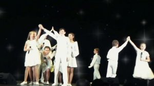 "Здравствуй, Мир", музыка Лоры Квинт, слова Владимира Кострова.