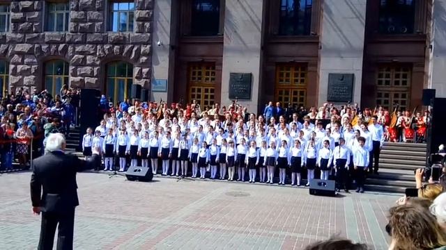 Детский хор исполнил гимн ЛЧ смотреть онлайн