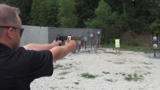 At the Range: Desert Eagle .50AE vs .44MAG смотреть онлайн