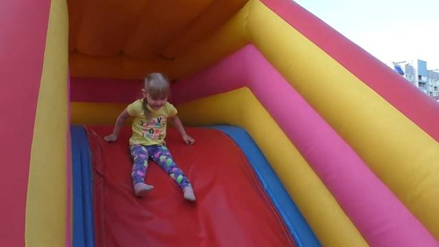 Большой надувной батут с горками смотреть онлайн