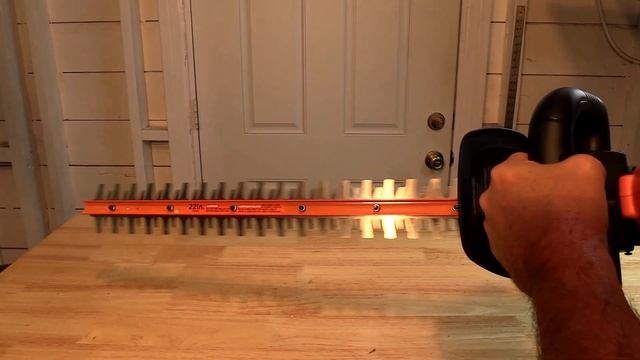 Black and Decker 350 Corded Hedge Trimmer Review смотреть онлайн