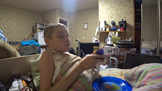 Мукбанг,Ем Чебуреки за 11 рублей и черную Икру смотреть онлайн