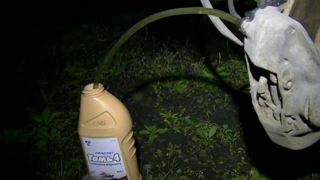 W123 240D Blue - Прокачка тормозов с полной заменой тормозной жидкости смотреть онлайн