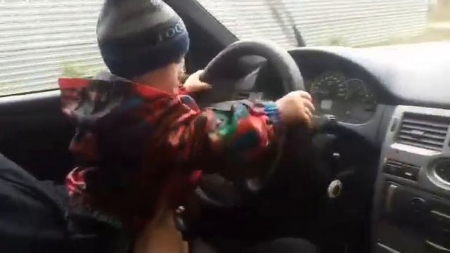 Ребенок за рулём 11месяцев смотреть онлайн
