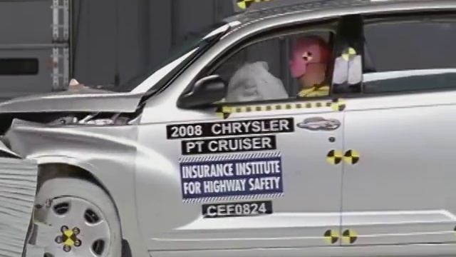 2008 Chrysler PT Cruiser moderate overlap IIHS crash test смотреть онлайн