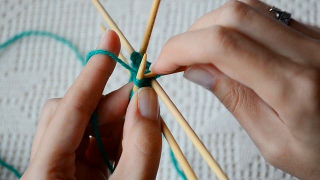 УЗОР СПИЦАМИ №6. УЗОР ПЛЕТЕНКА ПРИ КРУГОВОМ ВЯЗАНИИ. Уроки вязания спицами. || Начни вязать смотреть онлайн