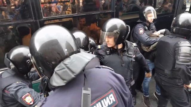 Задержания в Санкт-Петербурге смотреть онлайн